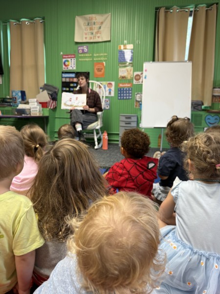 Library reader with the preschool class